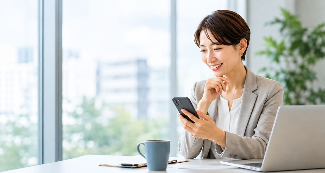 スマートフォンで内線着信を受けるビジネスパーソン